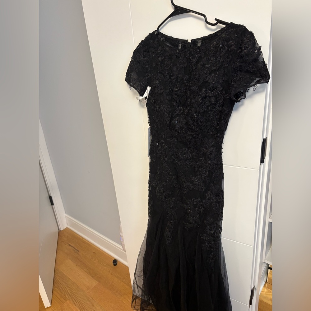 Elegant Black Lace Evening Dress